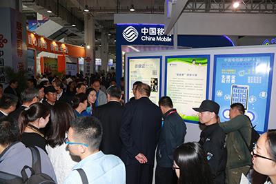 天坦移動(dòng)醫(yī)、護(hù)亮相信博會(huì)，展臺(tái)前人頭攢動(dòng)